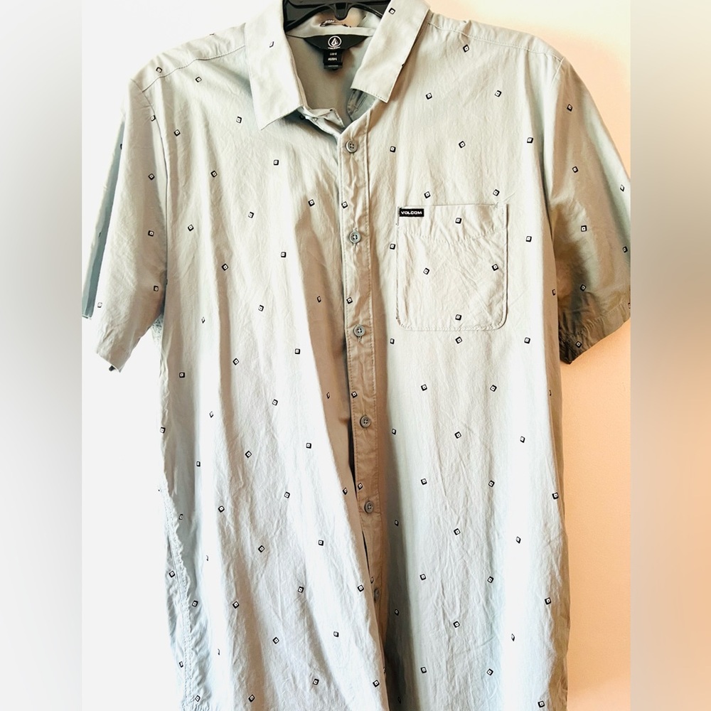 Mens Volcom short sleeve shirt.